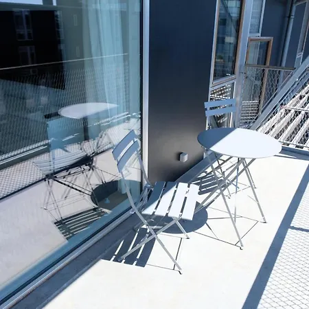 Unique Modern Bright 2 Bedroom Located In The Southern Harbour Area. Apartment *