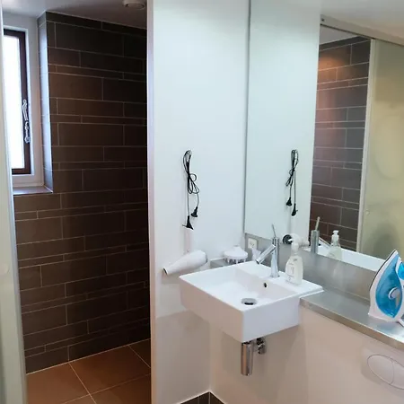 Apartment Unique Modern Bright 2 Bedroom Located In The Southern Harbour Area. *